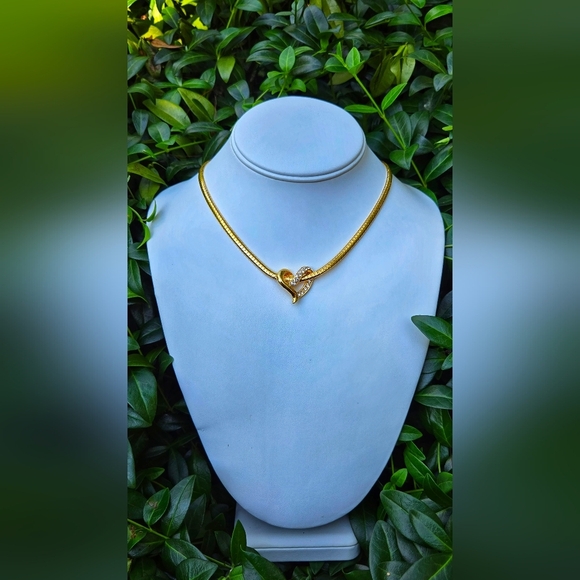 Avon Vlegant Gold Tone Heart Rehnistones Collar Necklace - Picture 17 of 17